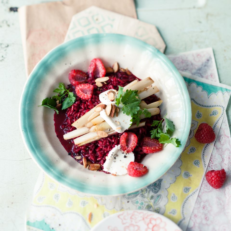 Rezept: Rote-Bete-Risotto mit Spargel und Himbeeren