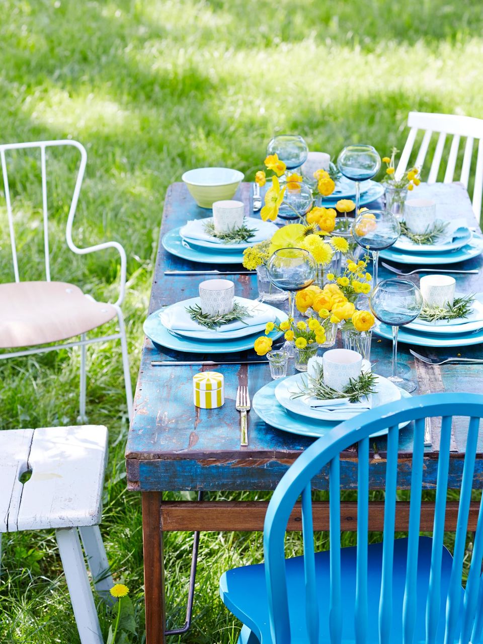 Gedeckte Freiluft-Tafel in Blau, Türkis und Gelb Gedeckte Freiluft-Tafel in Blau, Türkis und Gelb