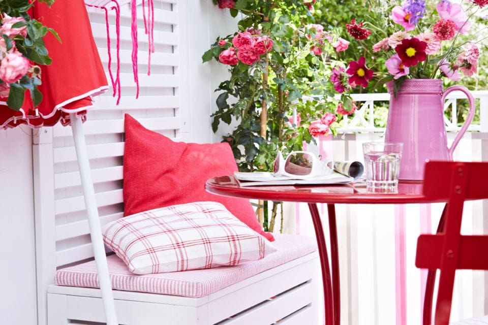 Balkonmöbel in Weiß und Rot