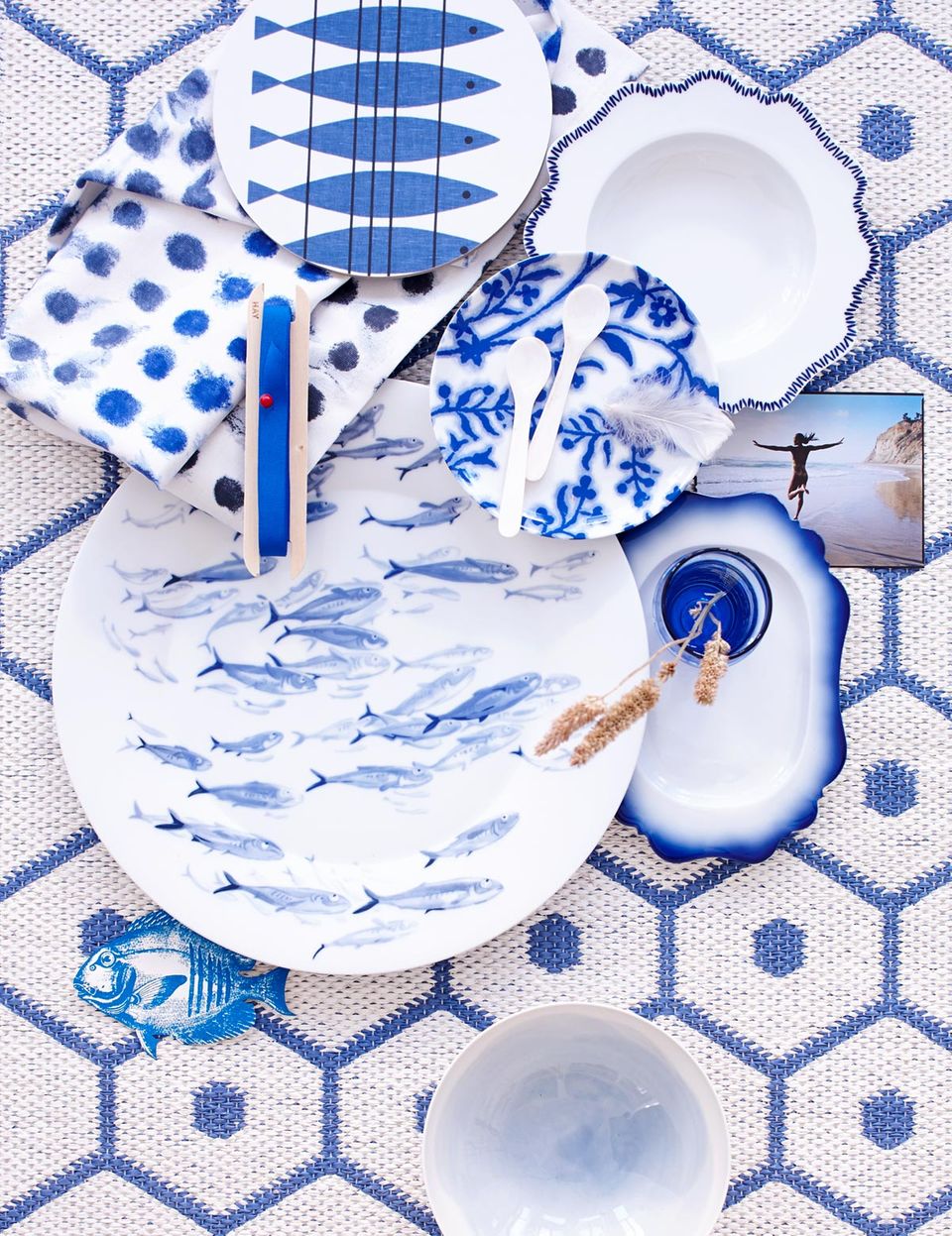 Einrichten und dekorieren im maritimen Look mit Geschirr in Blau-Weiß