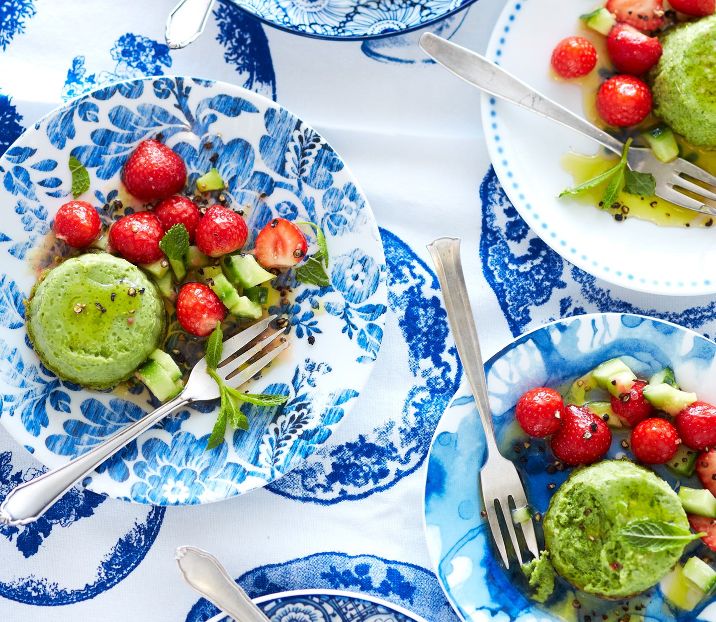 Rezept: Erdbeer-Gurken-Salat mit Erbsenflan