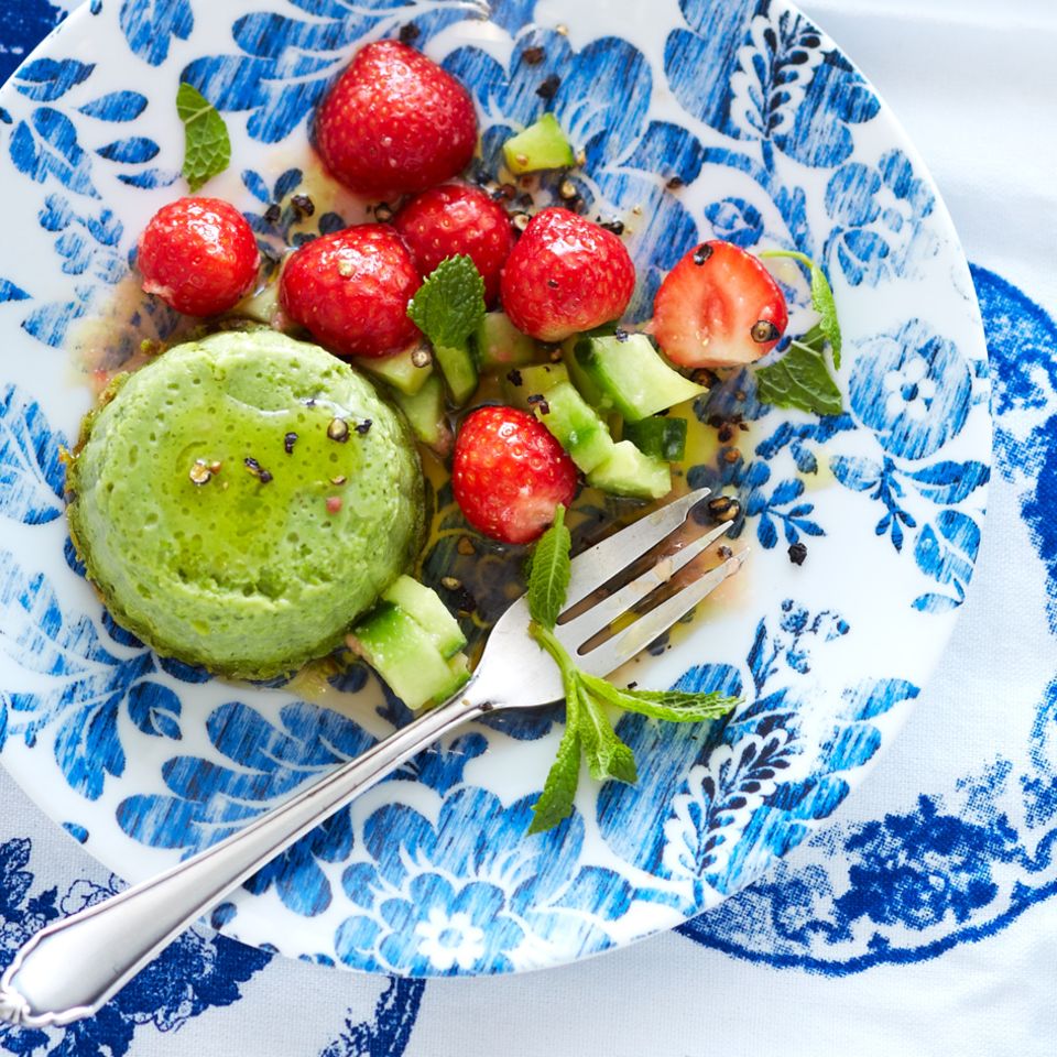 Rezept: Erdbeer-Gurken-Salat mit Erbsenflan