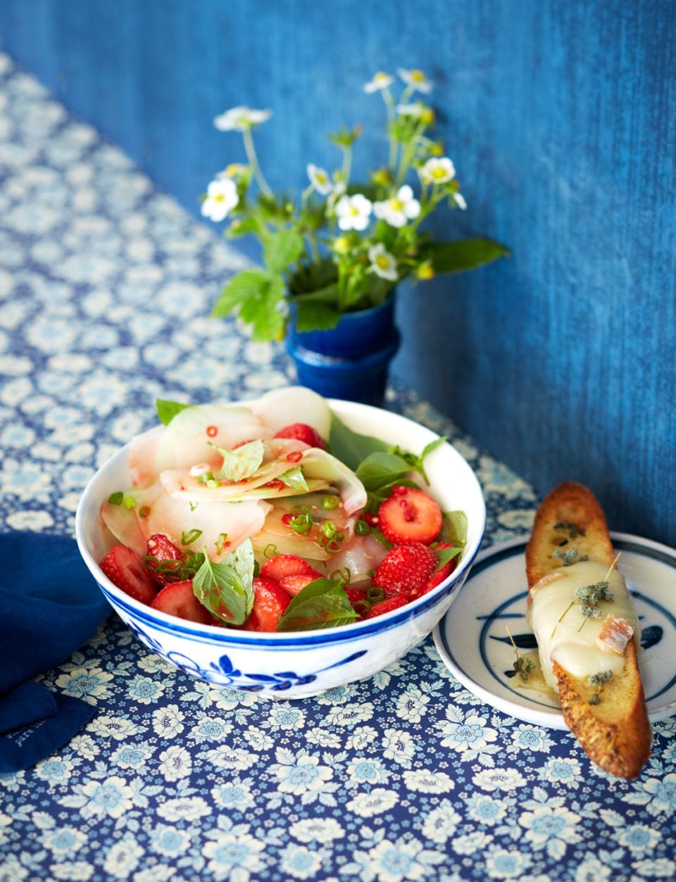 Rezept: Erdbeer-Kohlrabi-Salat mit Taleggio-Crostini
