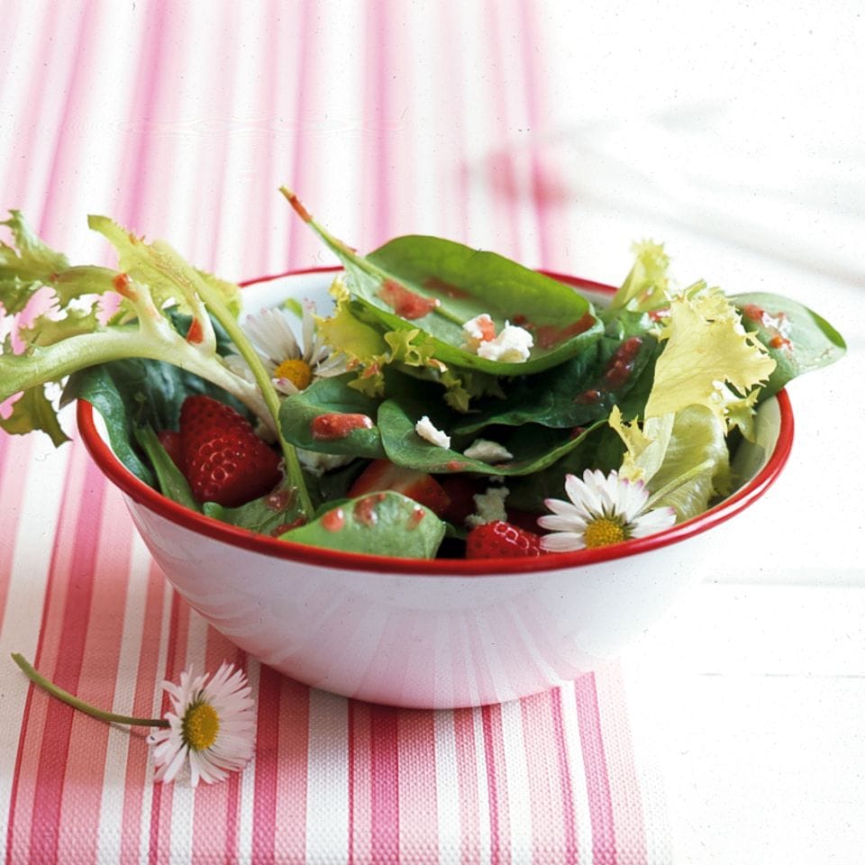 Rezept: Erdbeeren mit Spinat und Feta
