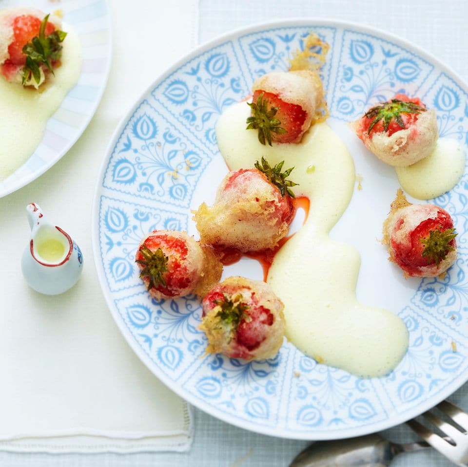 Rezept: Gebackene Erdbeeren mit Orangenblüten-Sabayon