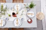 Gedeckter Tisch im neuen Landlook: Keramik, Holz und Leinen