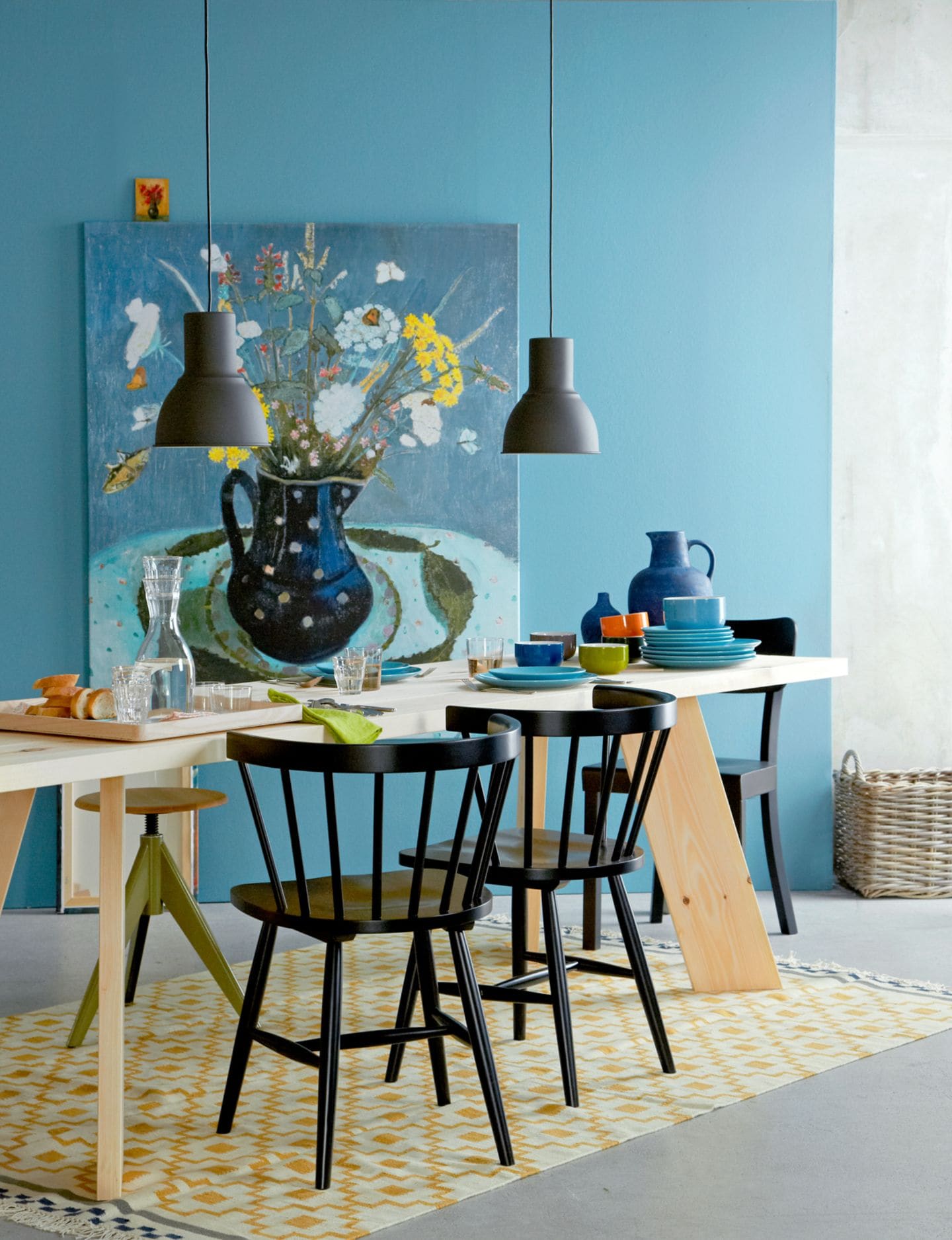 Holztisch vor blauer Wand