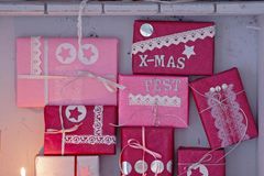 Weihnachtliche, selbst gemachte Geschenkboxen in Pink und Rosa