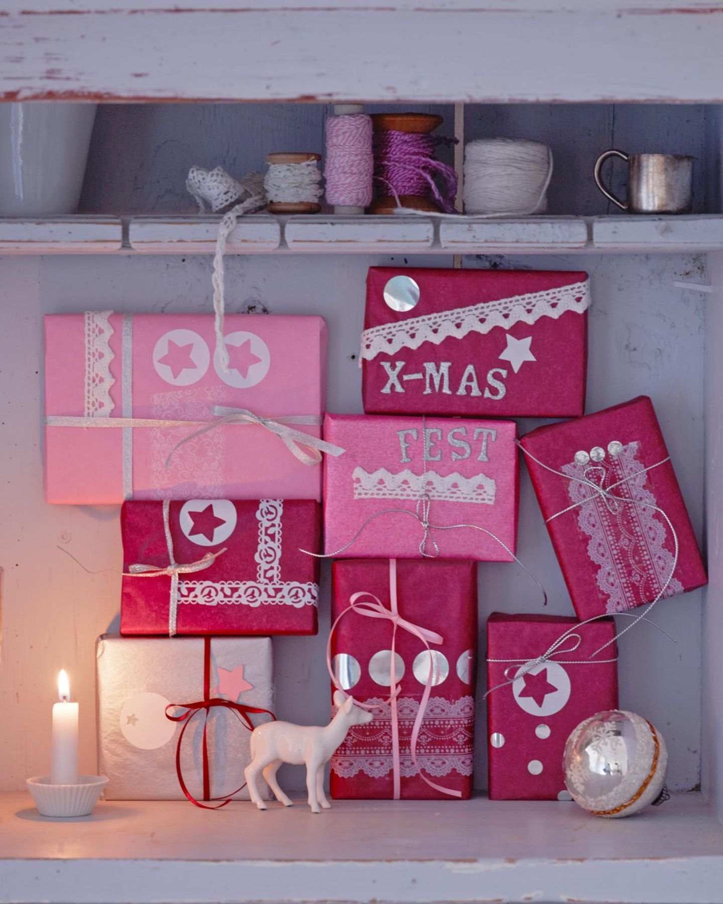 Weihnachtliche, selbst gemachte Geschenkboxen in Pink und Rosa