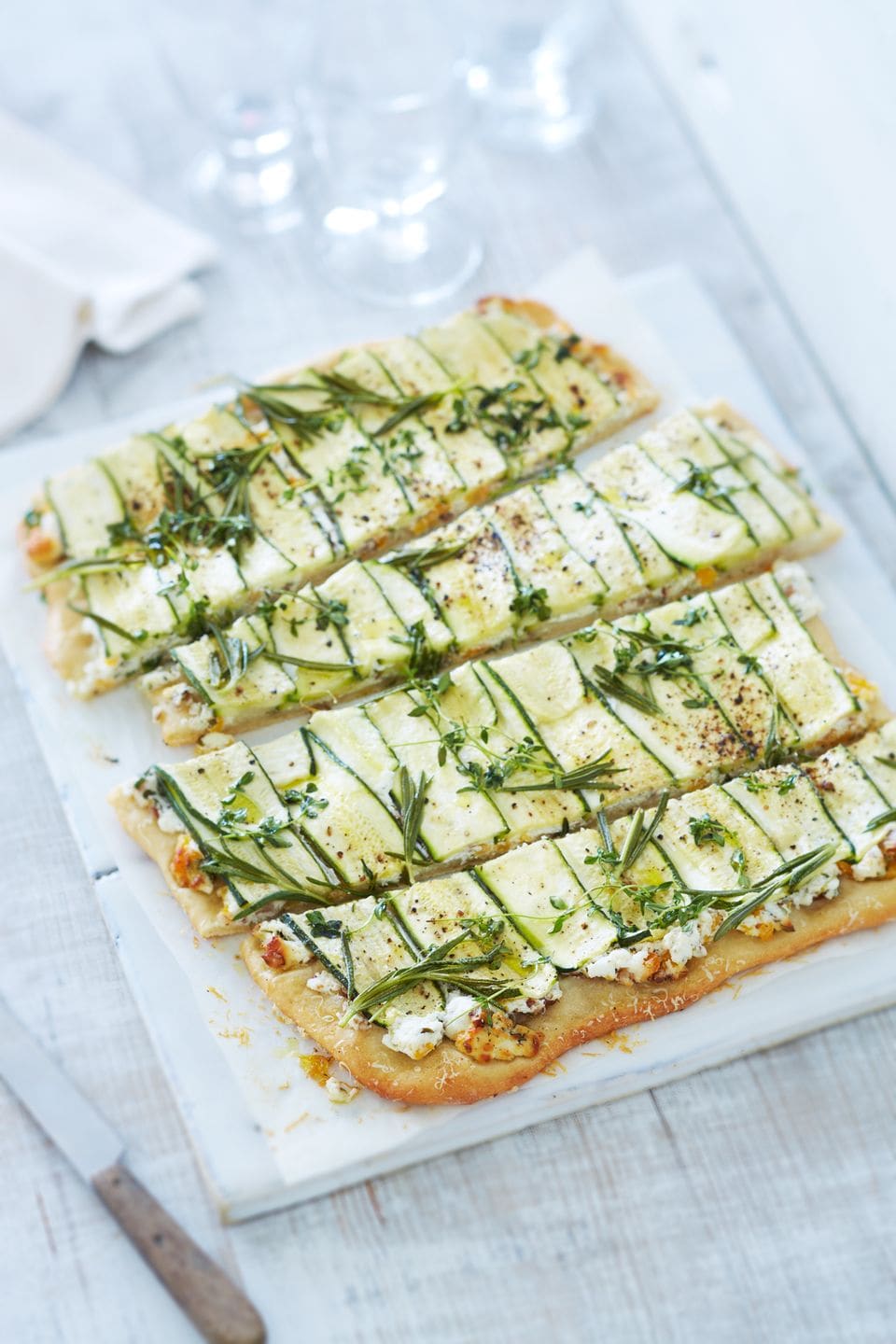 Rezept: Zucchini-Flatbread mit Ziegenfrischkäse