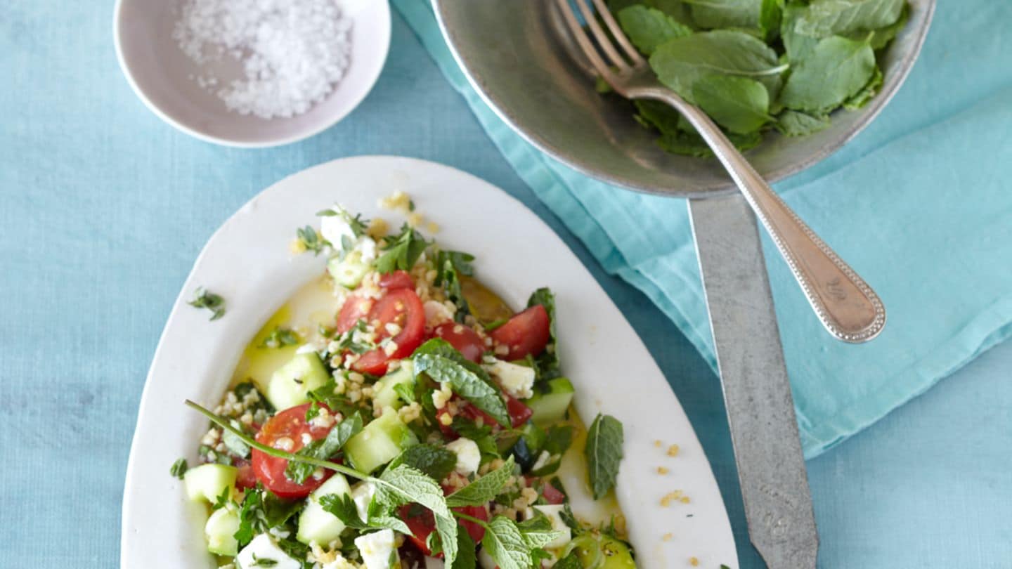 Kräuter-Bulgur-Salat mit Schafskäse Rezept - [LIVING AT HOME]