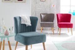 Weiße Wände und Sessel in Rot, Grau und Blau von Car Möbel