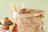 Bestempelte, braune Papiertüte als Einlaung zum Picknick