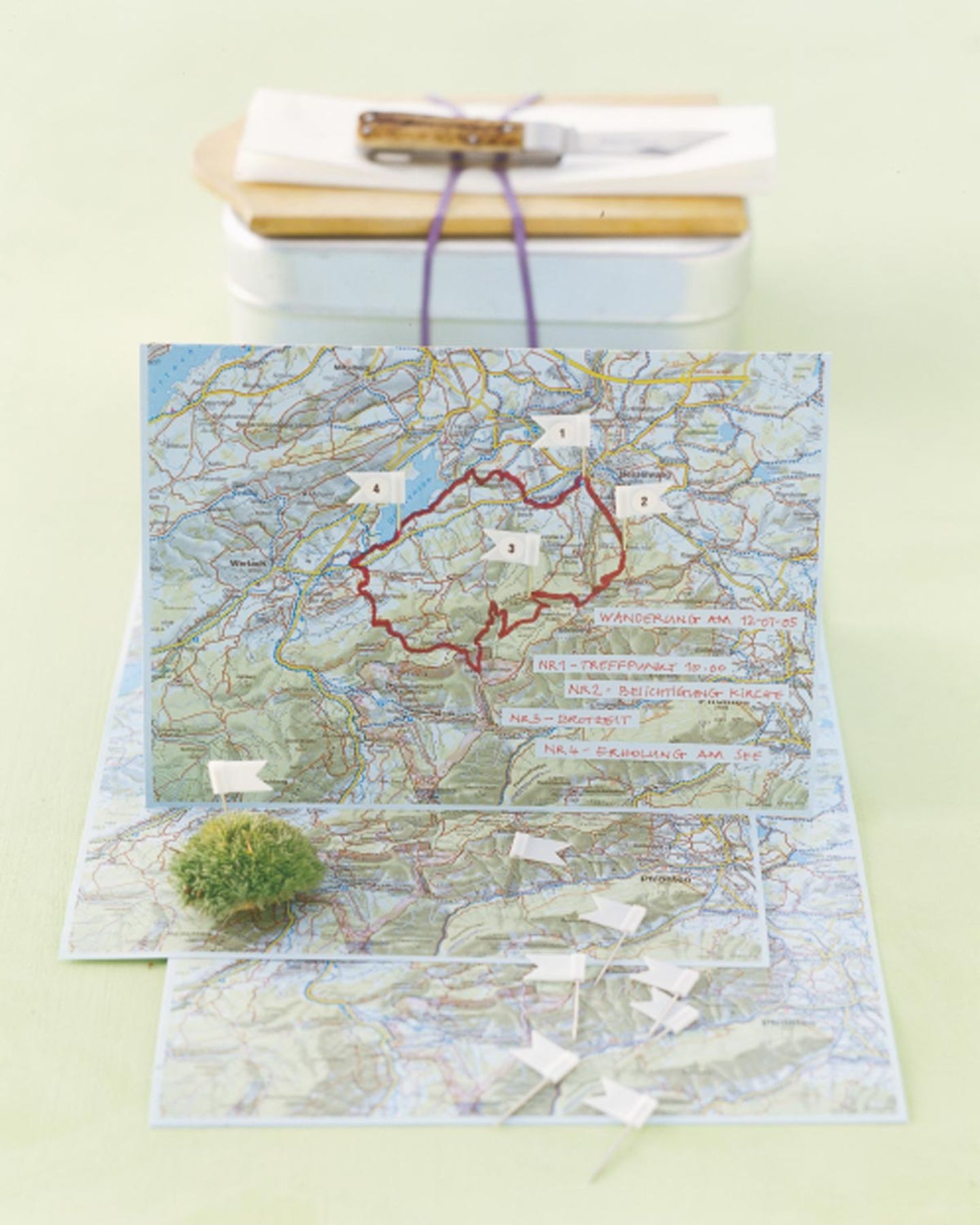 Landkarte mit Fähnchen als Einladung