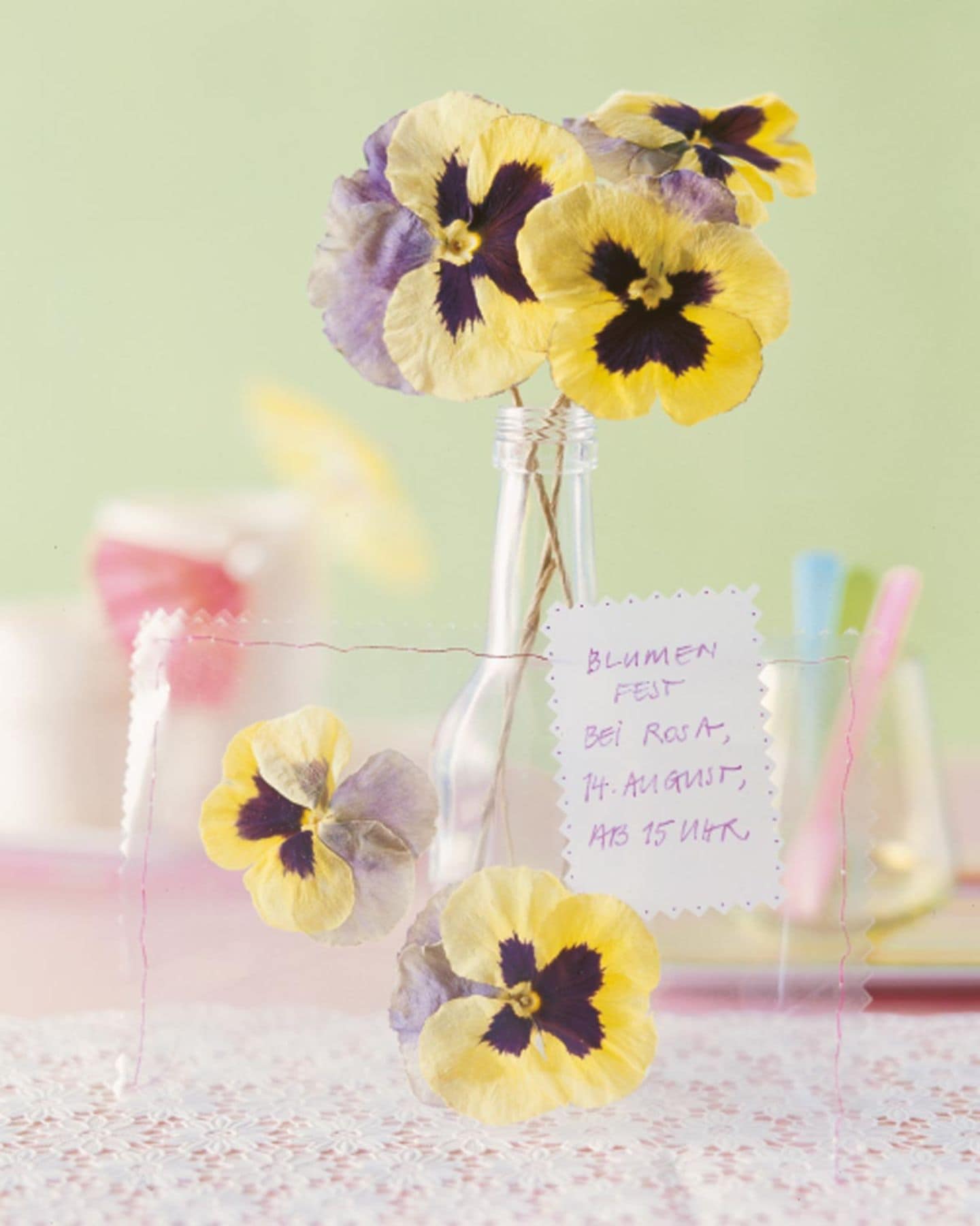 Frische Blumen in kleiner Vase als Einladung