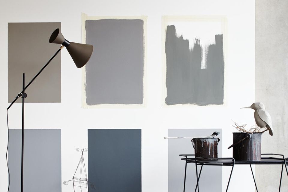 Farbtest machen für farbige Wände in der Wandfarbe Grau