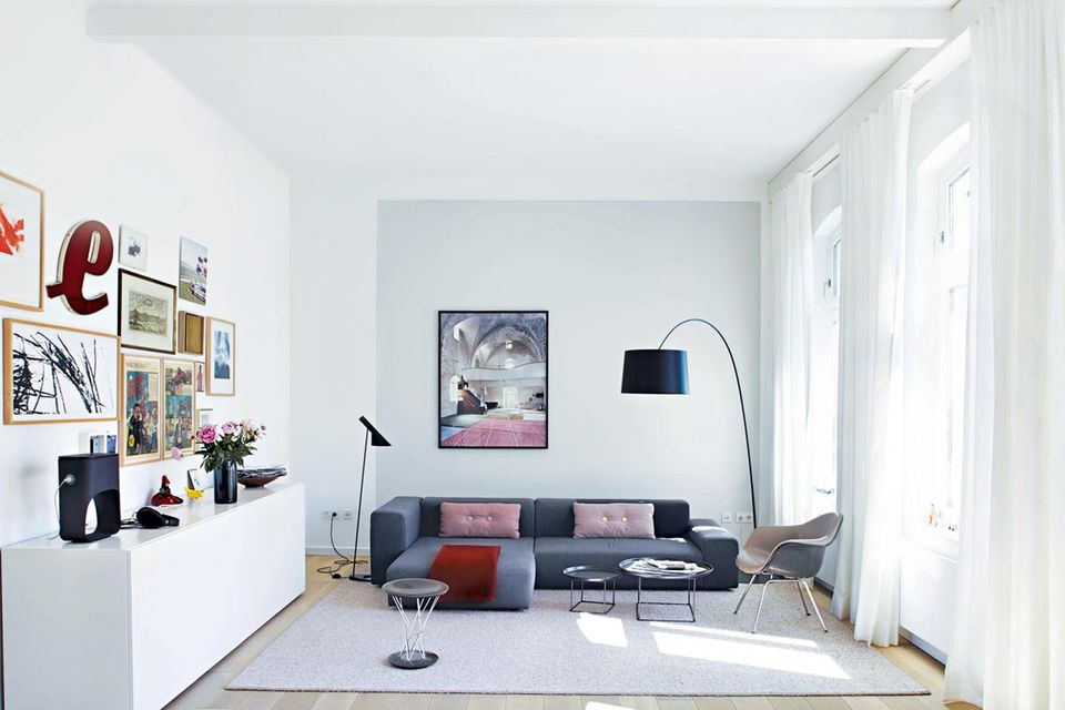 Sofa in Grau vor weiß gestrichenen Wänden