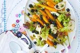 Rezept: Ofengebackene Möhren mit Salat und Heidelbeere-Vinaigrette