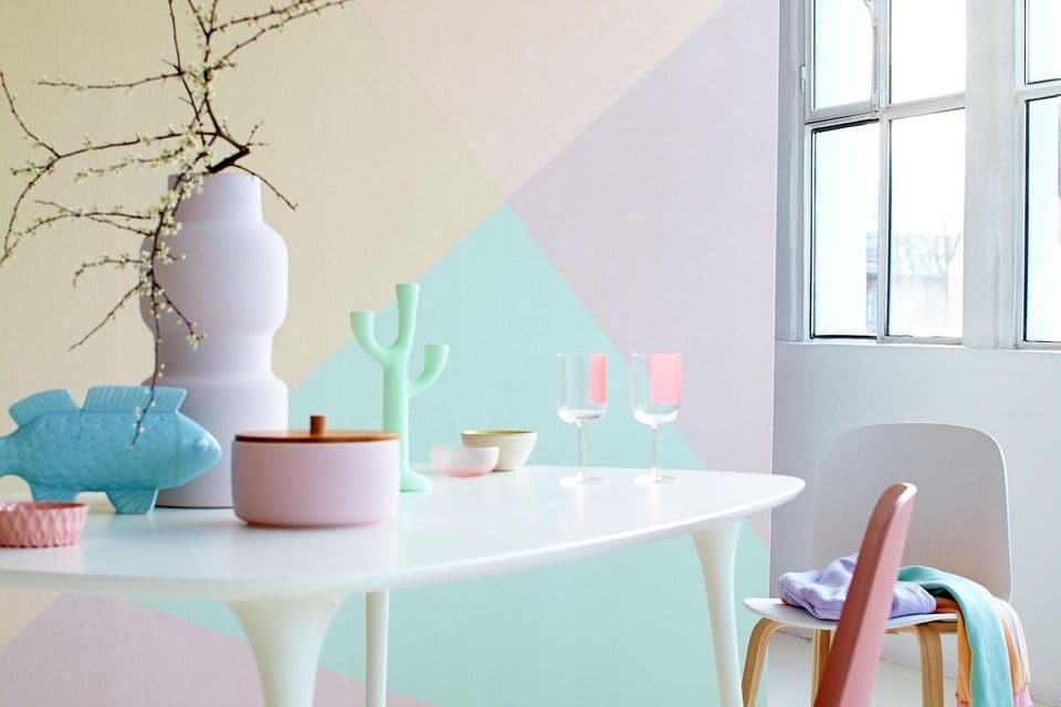 Wandfarbe, Möbel und Accessoires in Pastellfarbe