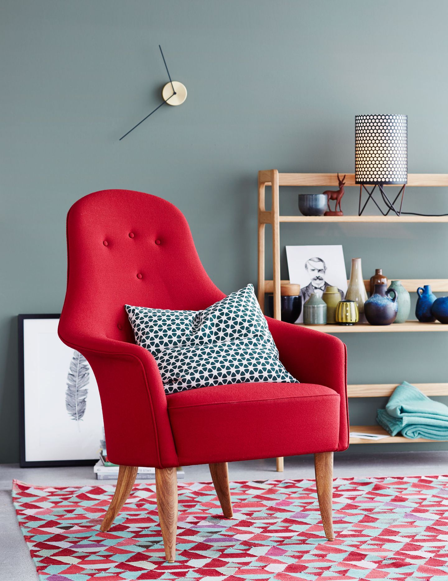 Einrichten mit Farben: Sessel in Rot vor einer Wand in Grau