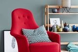 Einrichten mit Farben: Sessel in Rot vor einer Wand in Grau