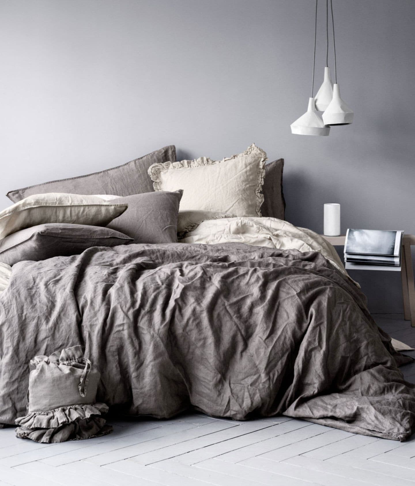 Braune Bettwäsche mit Volantkante von H&M Home