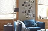 Wohnzimmer mit blauem Sessel