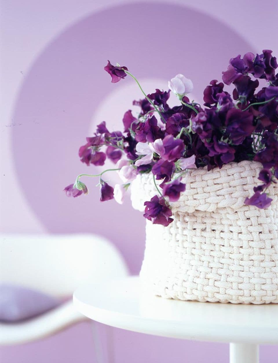 Strickvase, Tisch in Weiß mit Violett kombinieren