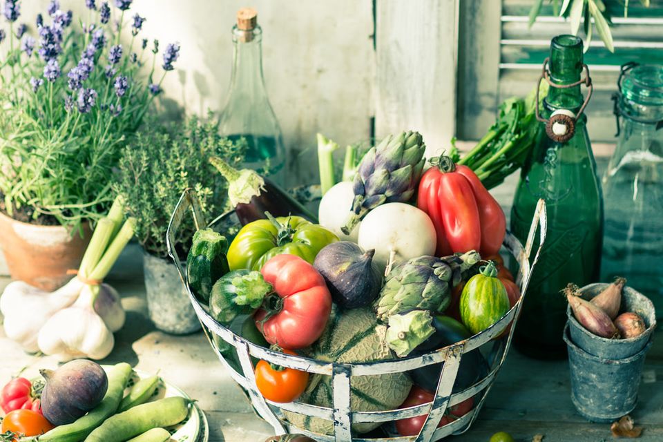 Ein Korb voller Gemüse und Obst aus der Provence