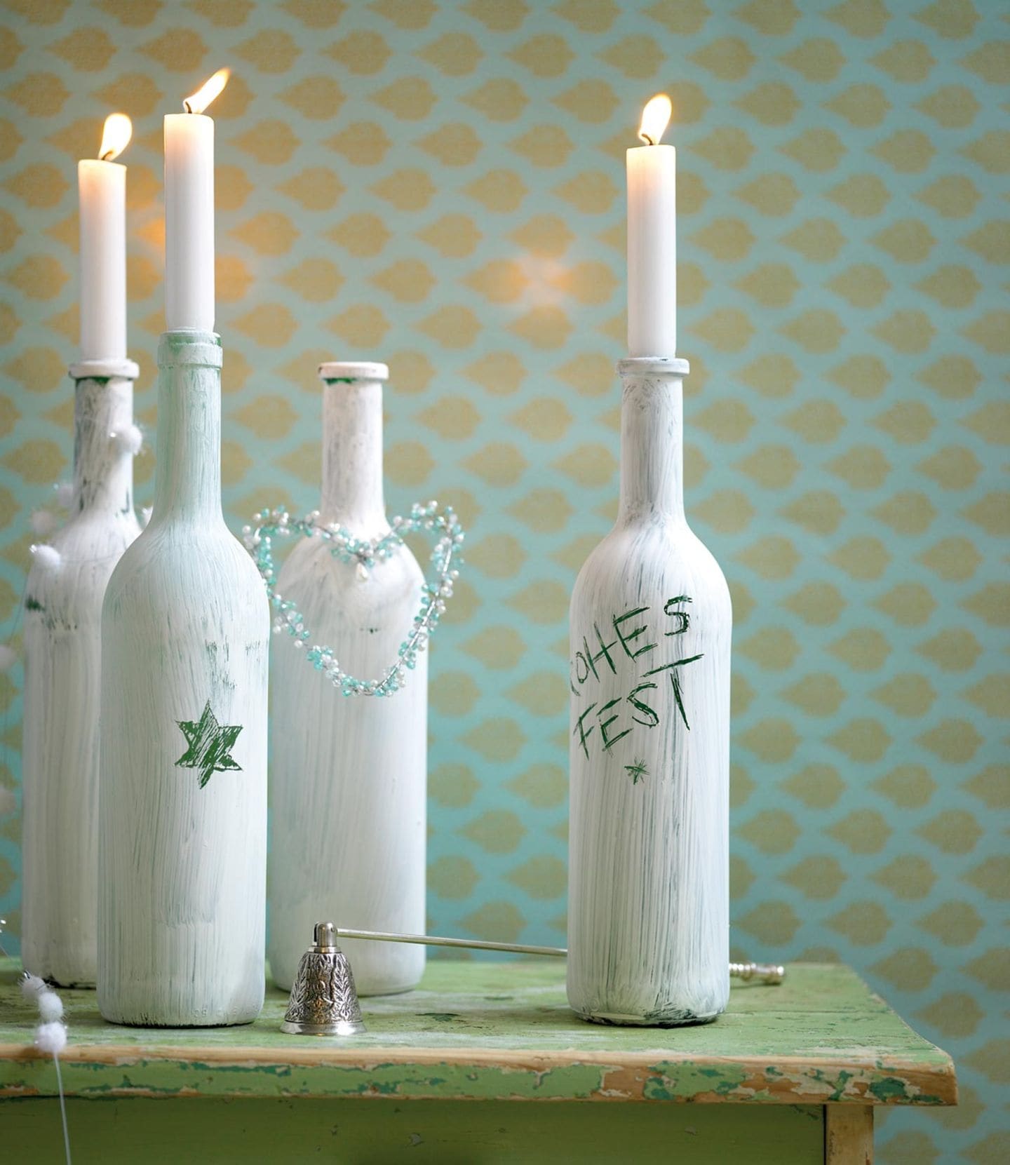 Weihnachtliche Kerzenständer aus Weinflaschen