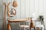 Tisch, Stuhl, Hängelampe, Garderobe aus Holz