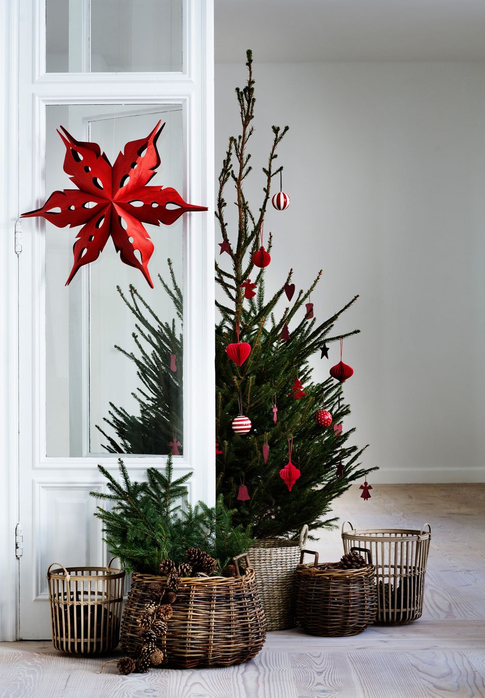 Weihnachtsbau mit rotem Baumschmuck von Broste Copenhagen