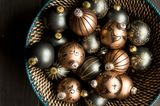 Weihnachtskugeln in braun und anthrazit mit glitzernden Verzierungen