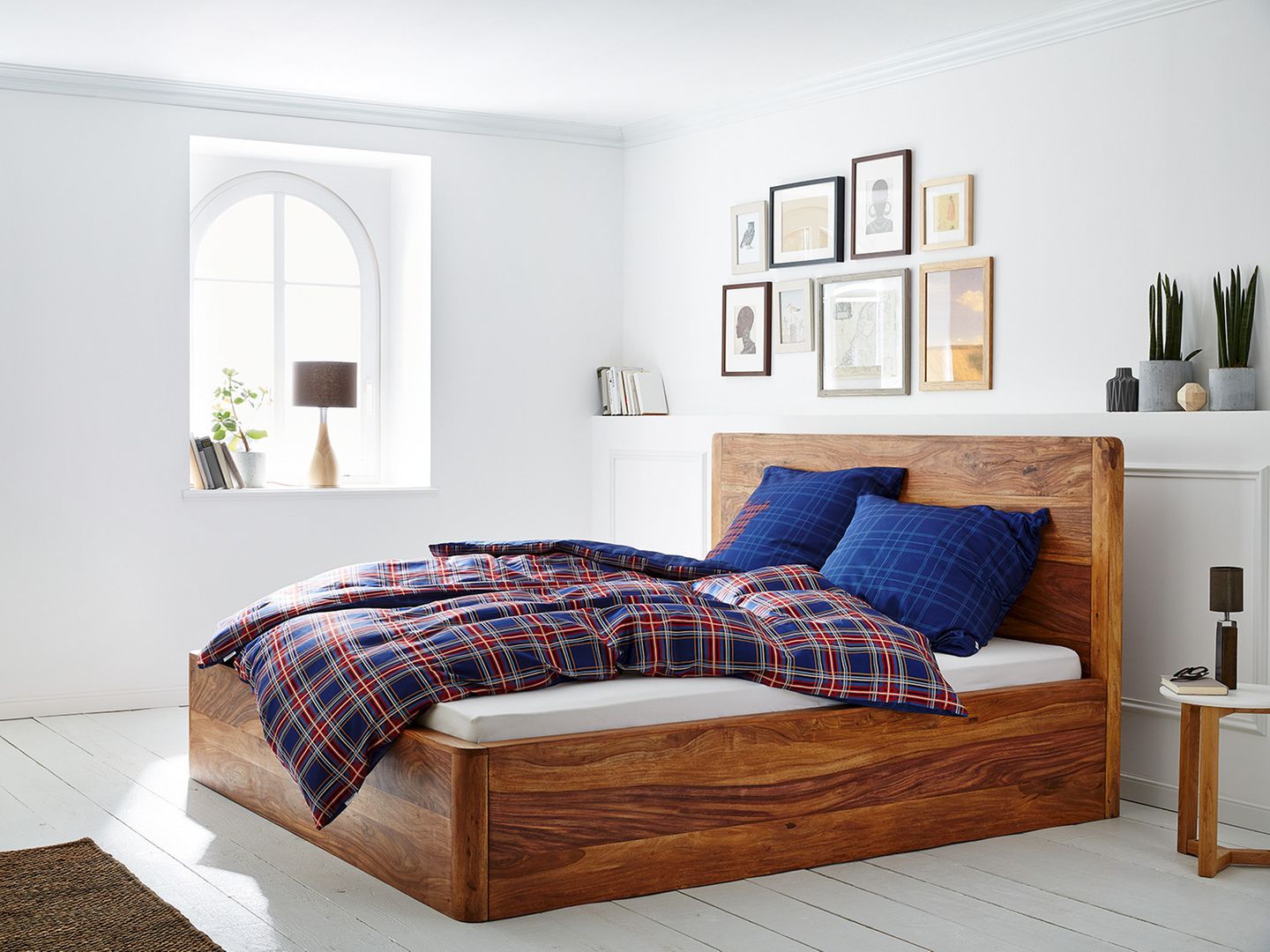 Bett "Dehli" aus Holz von Massivum