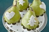Birnen dekoriert mit weihnachtlichem Zuckerguss-Formen