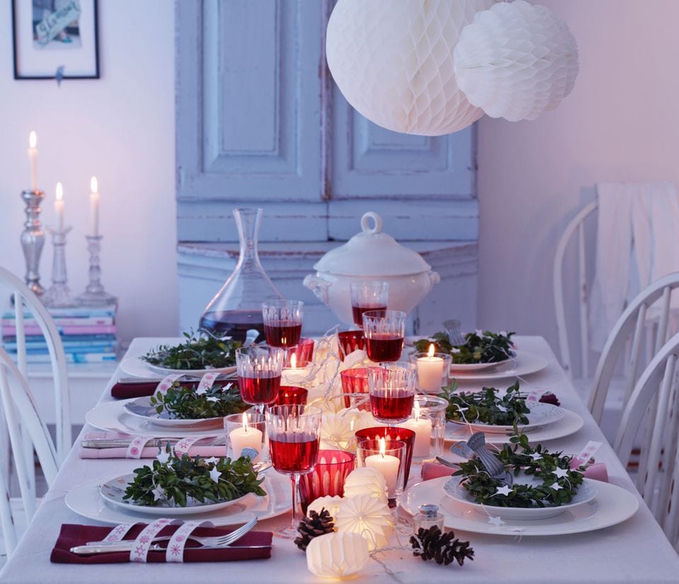 Festliche Tischdeko mit Kerzen und Lichterkette