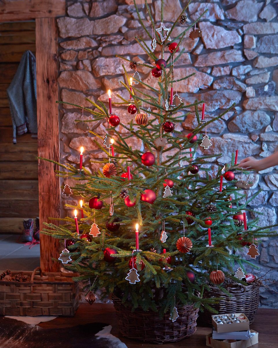 Weihnachtsbaum mit roten Kugeln, Deko und Kerzen