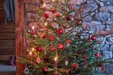 Weihnachtsbaum mit roten Kugeln, Deko und Kerzen