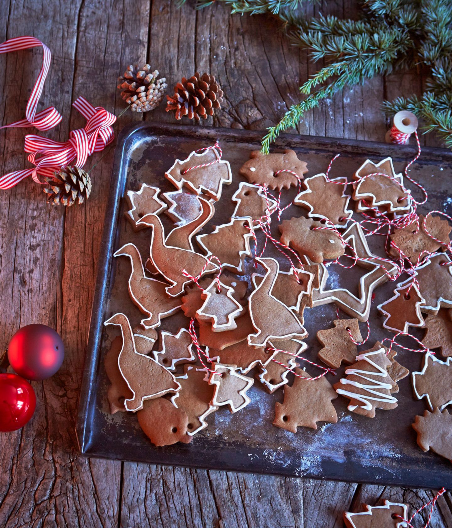 Lebkuchen-Kekse als Anhänger für Weihnachten