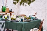 Gedeckter Advents-Tisch in Grün- und Blautönen