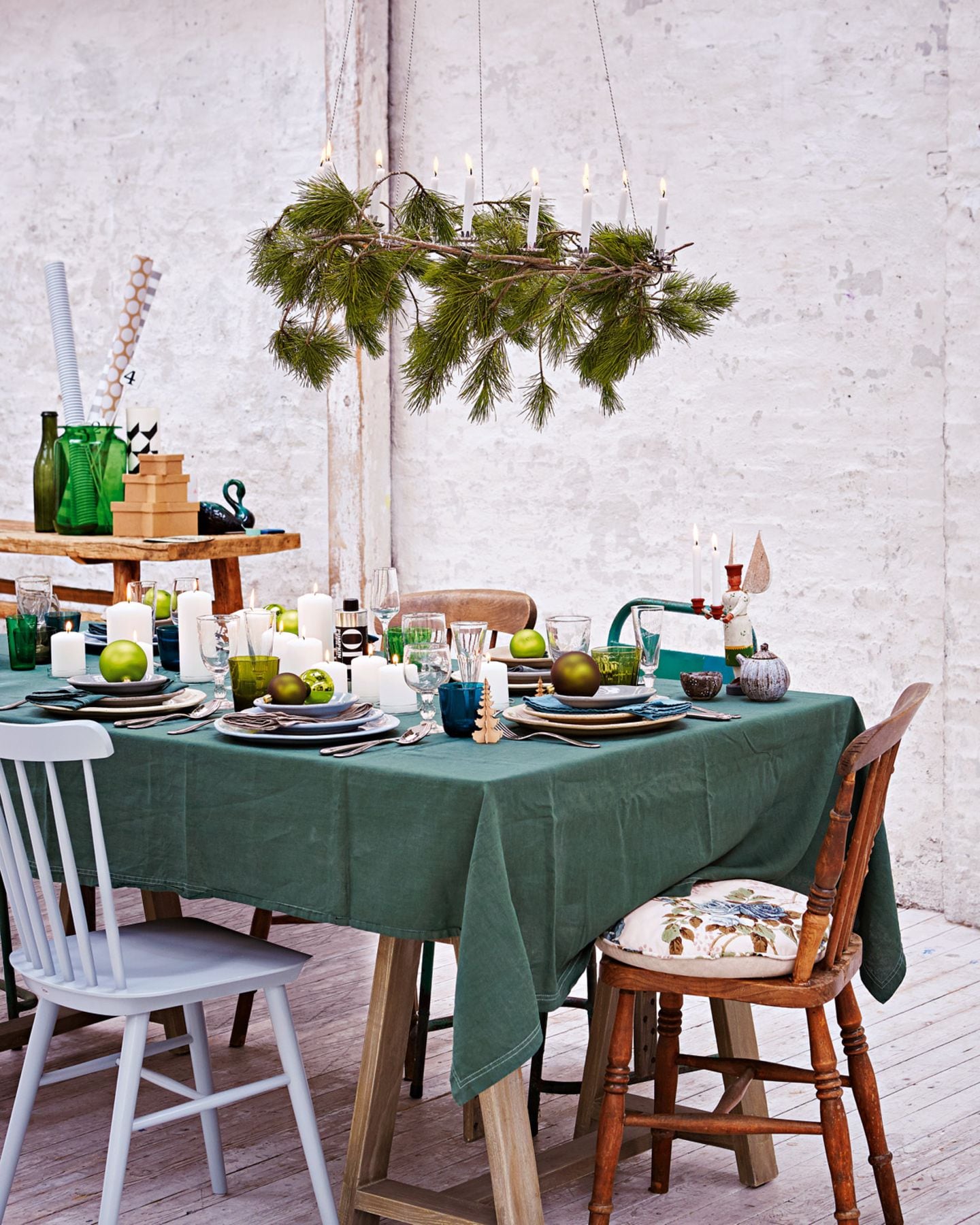 Gedeckter Advents-Tisch in Grün- und Blautönen