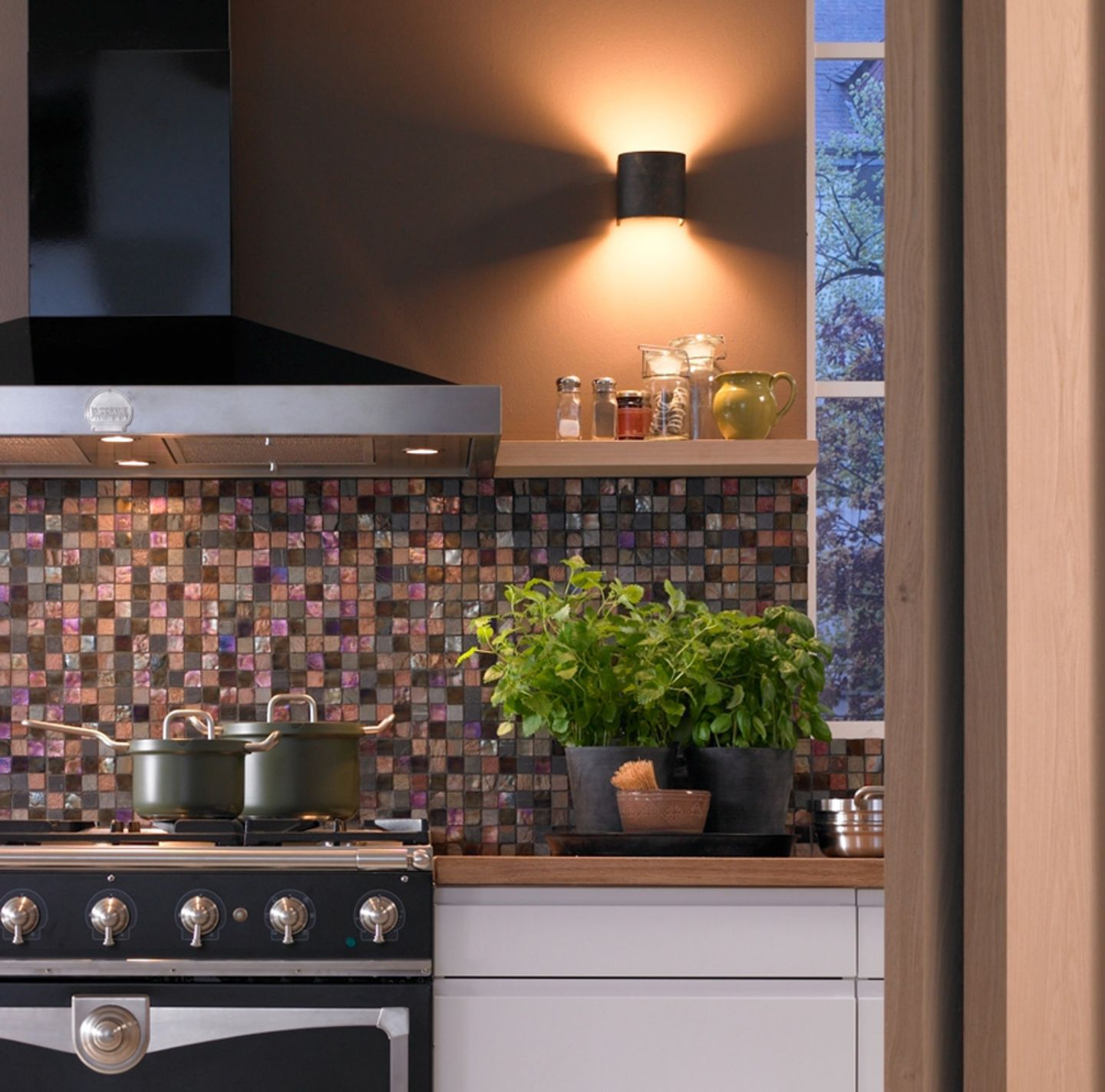 Küche mit Mosaik und warmen Licht