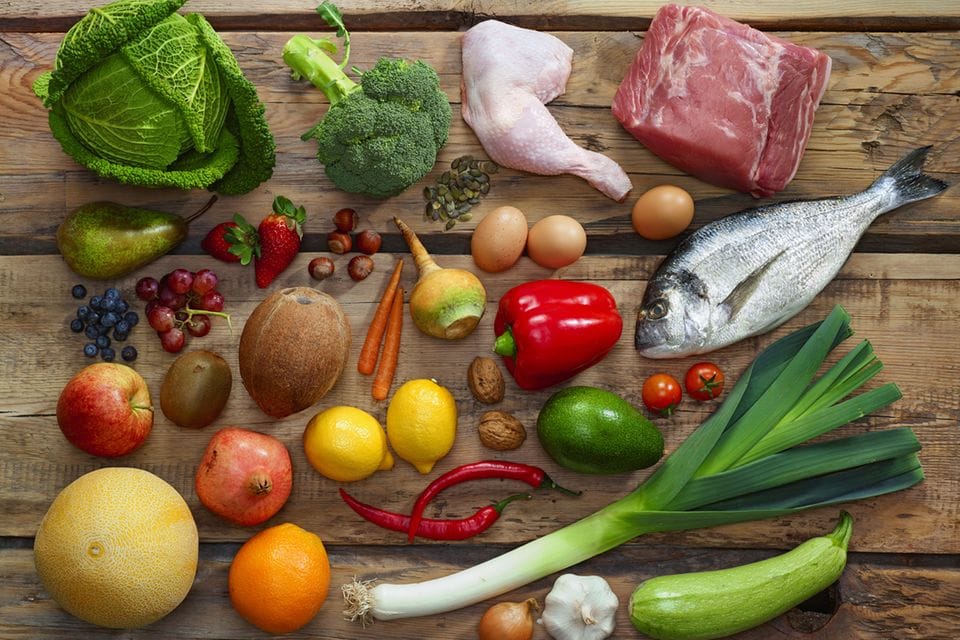 Zutaten für die Paleo-Diät: Fisch, Fleisch, Gemüse und Nüsse