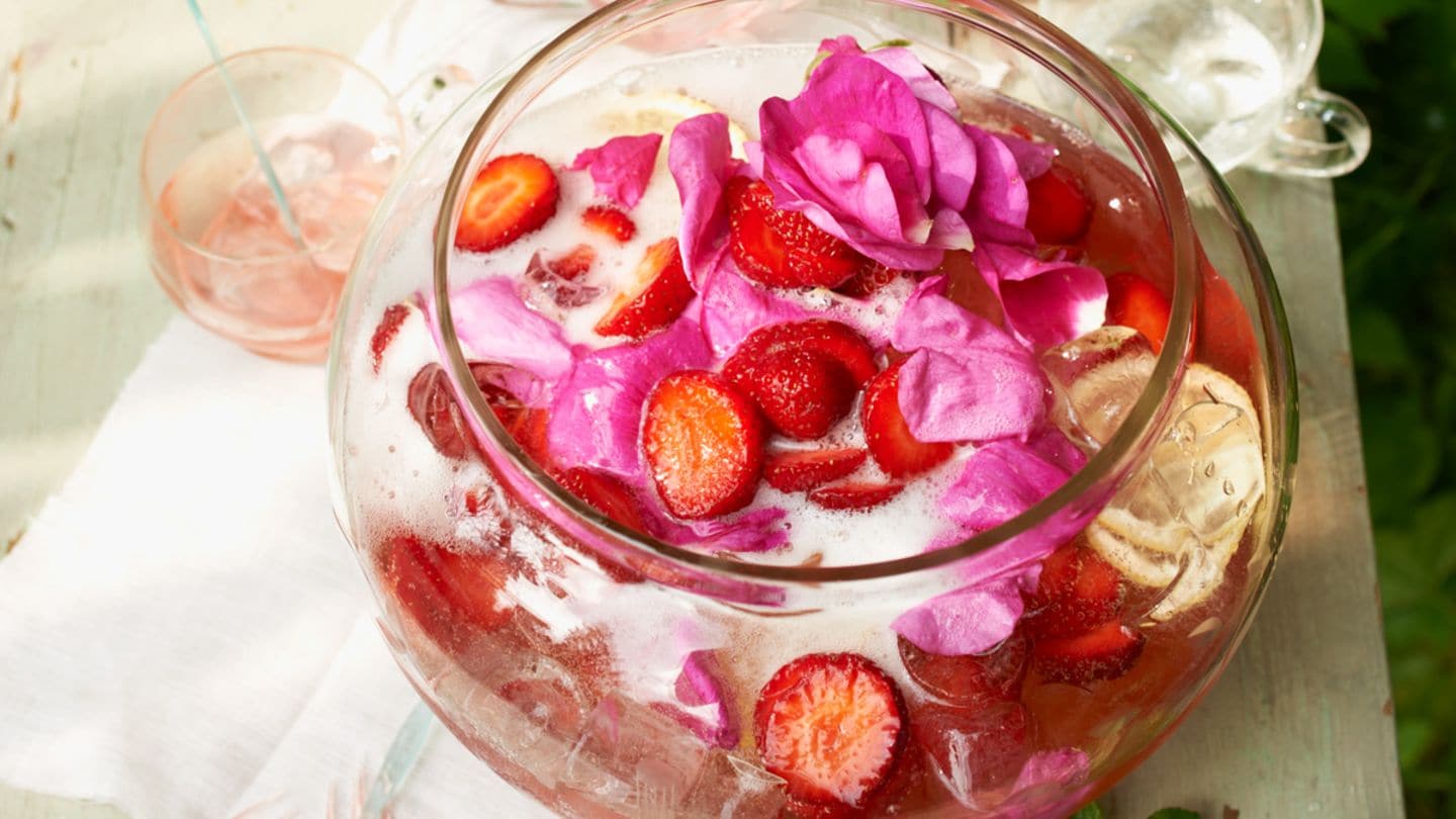 Erdbeer-Rosen-Bowle Rezept - [LIVING AT HOME]