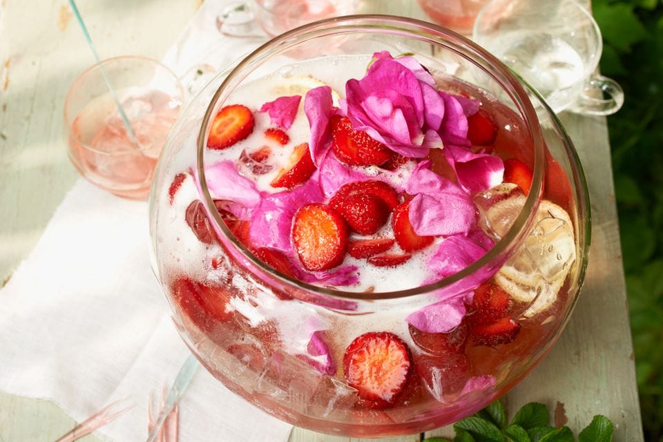 Rezept: Erdbeer-Rosen-Bowle