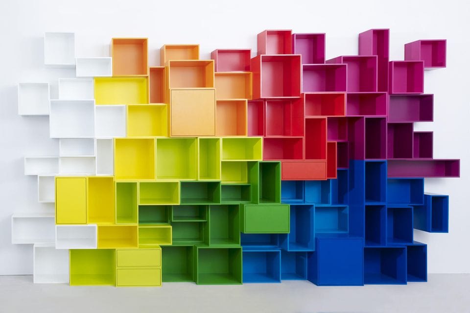 Bücherregal aus bunten Bausteinen von Cubit