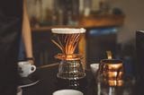 Kaffeefilter und Wasserkessel aus Kupfer von Hario