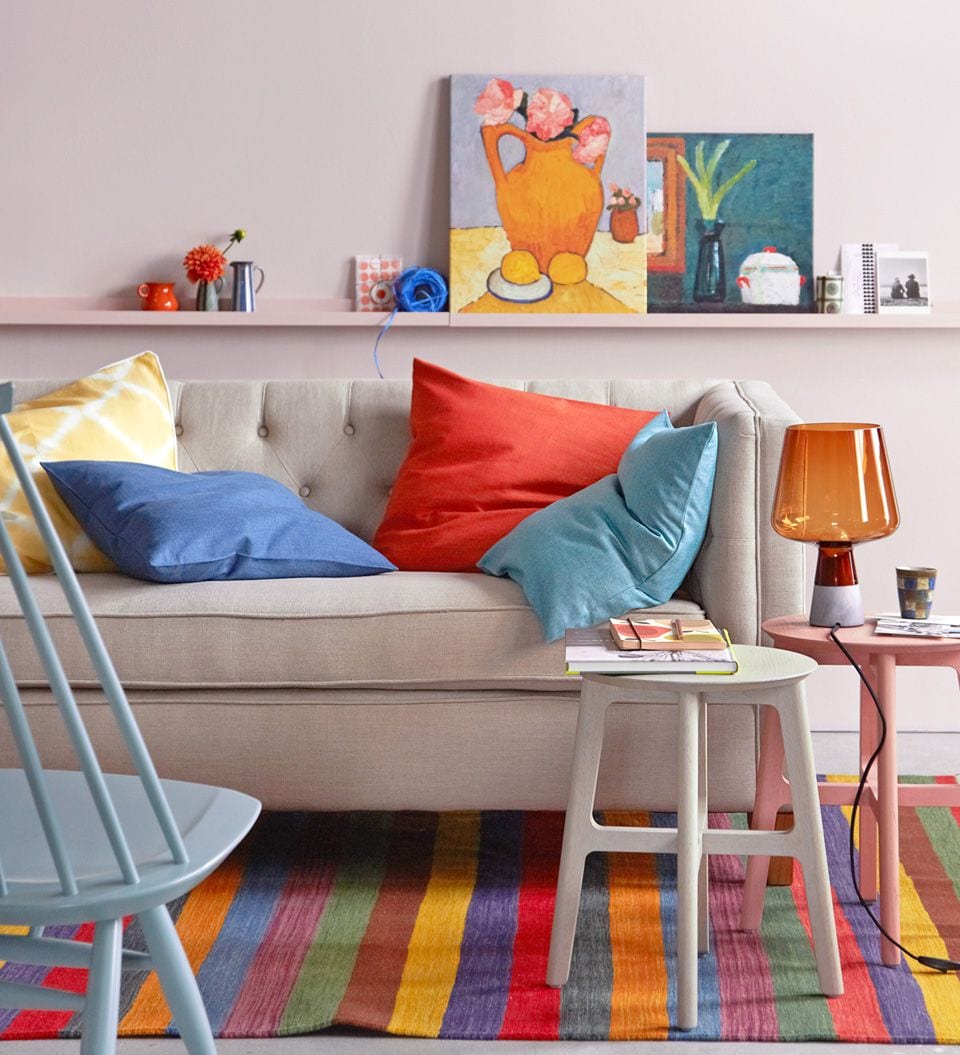 Sofa mit farbigen Kissen