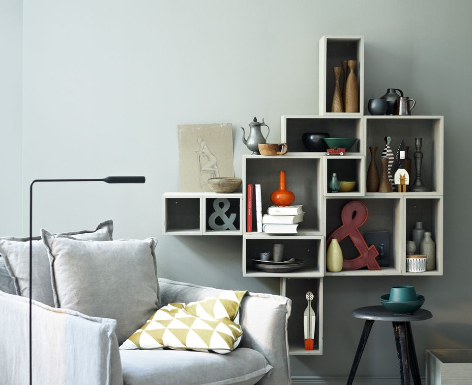 Wandregal, Sessel und Wandfarbe in Grau