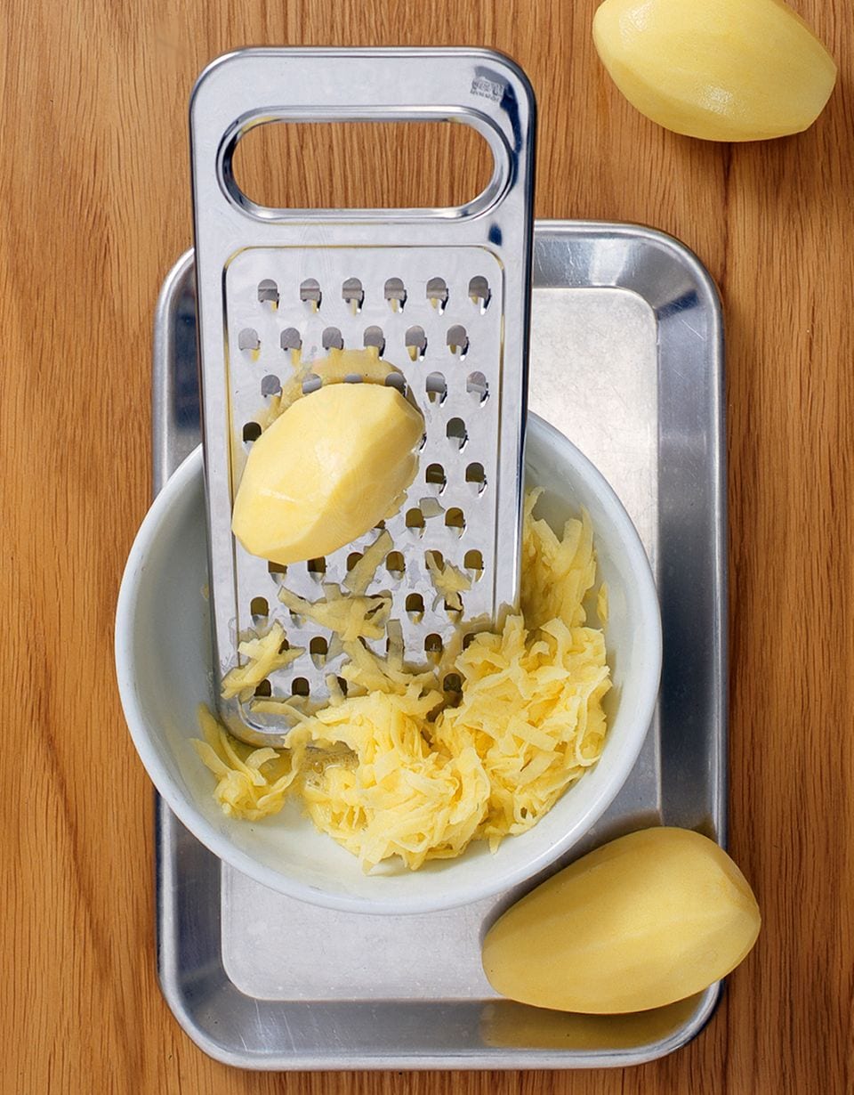 Kartoffeln reiben für Reibekuchen